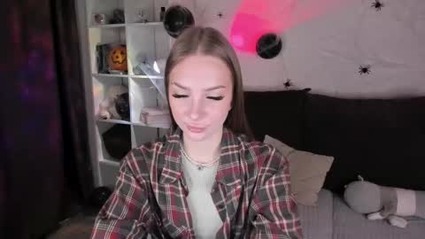 Snapshot of alicelababy_ chatting on 10.30.25 Alice online show from 10.30.25