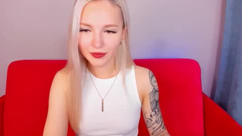 Snapshot of alicemonro chatting on 10.11.25 alicemonro online show from 10.11.25