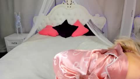 Snapshot of alicemonro chatting on 10.20.25 alicemonro online show from 10.20.25