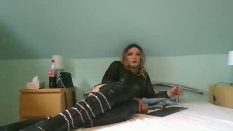 Snapshot of alicesissx13 chatting on 10.21.25 Alice online show from 10.21.25