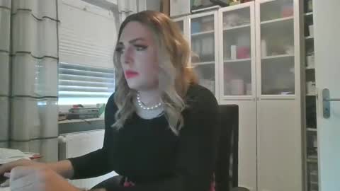 Snapshot of alicesissx13 chatting on 10.29.25 Alice online show from 10.29.25