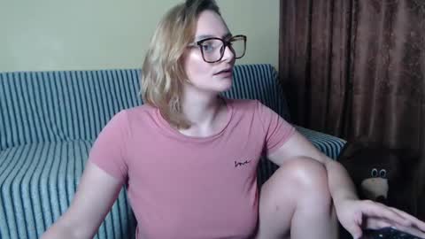 Snapshot of alicesweet_21 chatting on 03.11.25 Alice online show from 03.11.25