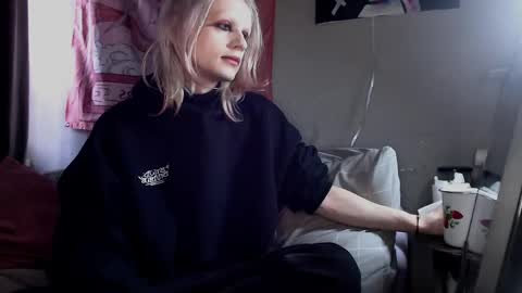 Alien Bella online show from 03.20.26