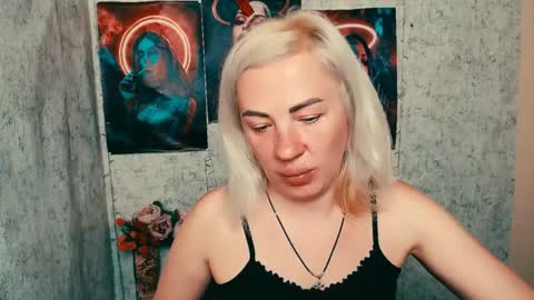 Snapshot of alinafrey_ chatting on 05.18.26 Alina online show from 05.18.26