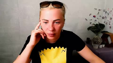 Snapshot of alinafrey_ chatting on 05.19.26 Alina online show from 05.19.26