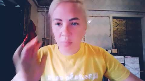 Snapshot of alinafrey_ chatting on 05.25.26 Alina online show from 05.25.26