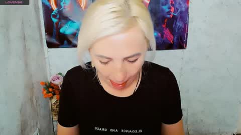 Snapshot of alinafrey_ chatting on 05.26.26 Alina online show from 05.26.26