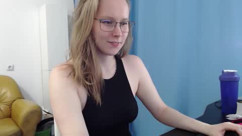 Snapshot of alinasei chatting on 09.27.25 alinasei online show from 09.27.25