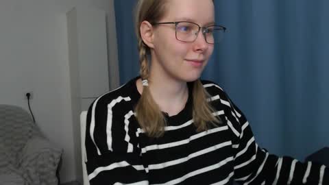 Snapshot of alinasei chatting on 11.22.25 alinasei online show from 11.22.25