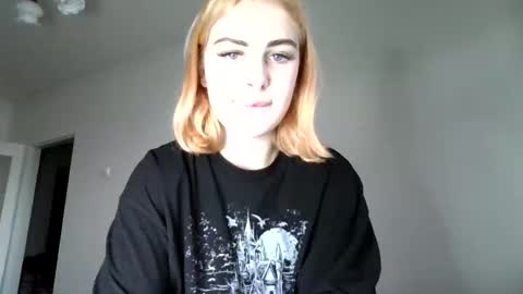 Snapshot of alismoona chatting on 09.17.25 Alisa online show from 09.17.25