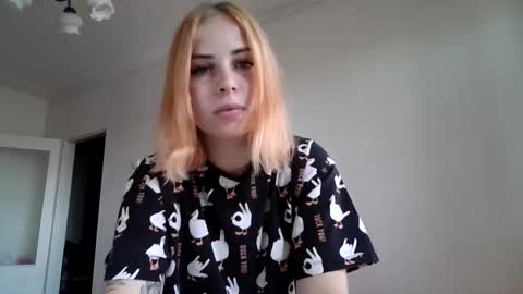 Snapshot of alismoona chatting on 09.20.25 Alisa online show from 09.20.25