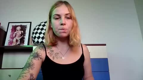 Snapshot of alismoona chatting on 10.27.25 Alisa online show from 10.27.25