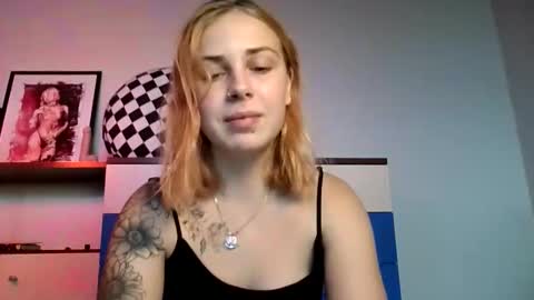 Snapshot of alismoona chatting on 10.28.25 Alisa online show from 10.28.25