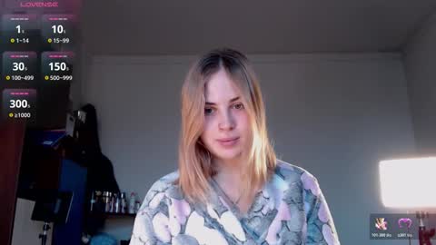 Snapshot of alismoona chatting on 11.28.25 Alisa online show from 11.28.25