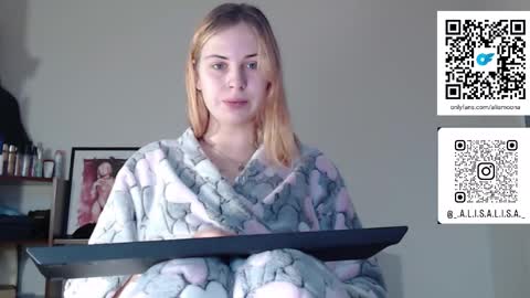 Snapshot of alismoona chatting on 12.17.25 Alisa online show from 12.17.25