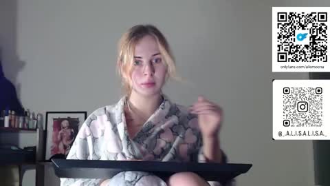 Snapshot of alismoona chatting on 12.18.25 Alisa online show from 12.18.25