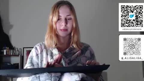 Snapshot of alismoona chatting on 12.18.25 Alisa online show from 12.18.25