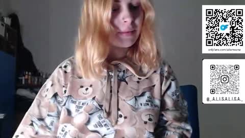 Snapshot of alismoona chatting on 12.22.25 Alisa online show from 12.22.25