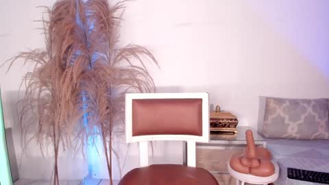 Snapshot of alisoon_moon chatting on 01.25.25 Alison Moon online show from 01.25.25