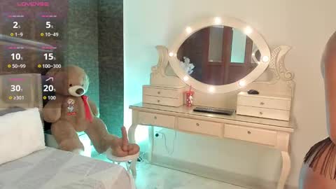 Snapshot of alisoon_moon chatting on 10.03.25 Alison Moon online show from 10.03.25