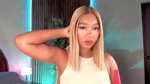 Snapshot of alisoon_moon chatting on 11.06.25 Alison Moon online show from 11.06.25