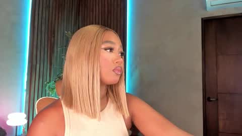 Snapshot of alisoon_moon chatting on 11.13.25 Alison Moon online show from 11.13.25