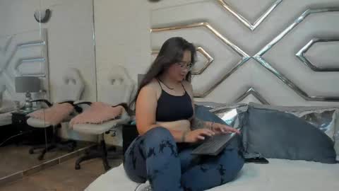 Snapshot of alissbluumm chatting on 05.27.26 alissbluumm online show from 05.27.26