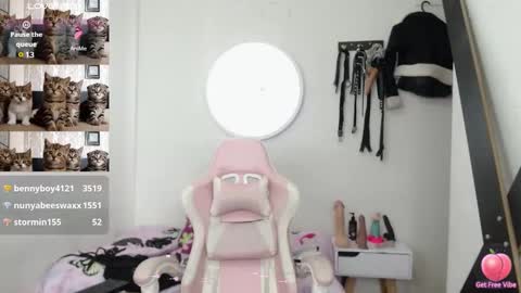 Snapshot of alissia_kent99 chatting on 02.06.25 Alissia online show from 02.06.25