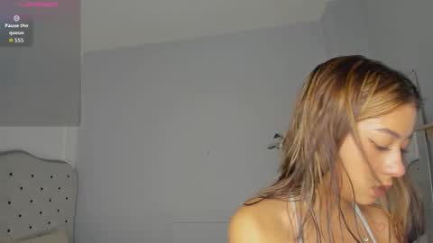 alix_18 online show from 10.22.25