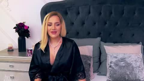 Snapshot of aliznichols chatting on 01.09.25 Aliz online show from 01.09.25