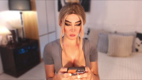 Snapshot of allareillusionxxx chatting on 01.22.25 Miss Gia online show from 01.22.25