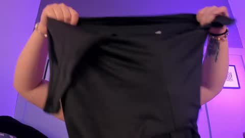 Snapshot of allasska_ chatting on 03.10.25 Laura online show from 03.10.25