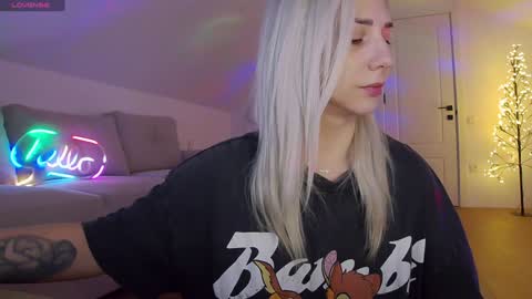 A day u didnt smile is a lost day online show from 01.12.26