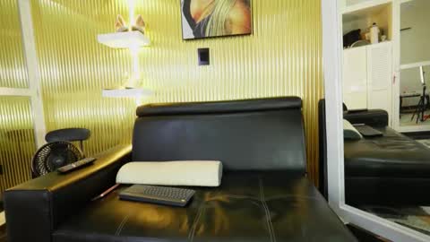 Snapshot of allice_mommy chatting on 12.19.25 Allice online show from 12.19.25