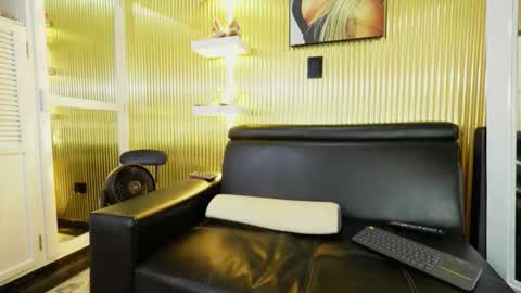 Snapshot of allice_mommy chatting on 12.22.25 Allice online show from 12.22.25