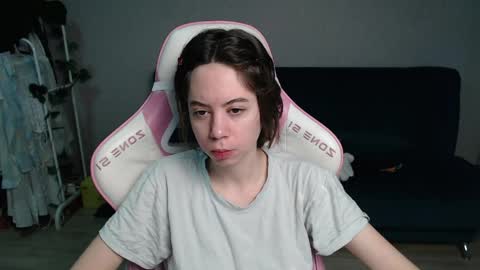 Snapshot of allie_hazie chatting on 04.06.26 alice online show from 04.06.26