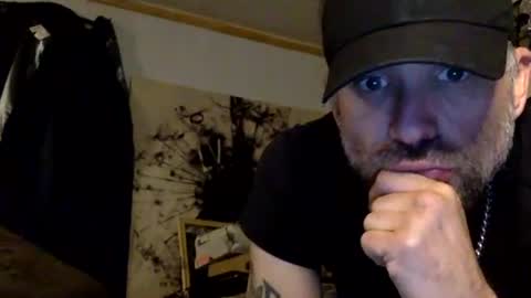 Snapshot of allitrunnin chatting on 12.04.25 allitrunnin online show from 12.04.25