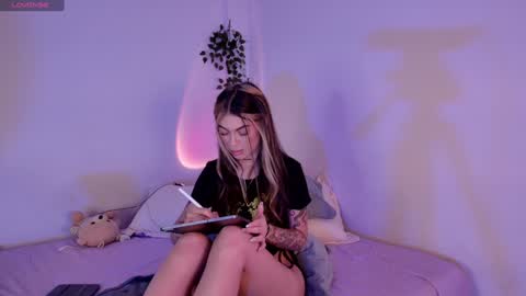 Snapshot of ally_clark chatting on 12.24.24 ally_clark online show from 12.24.24