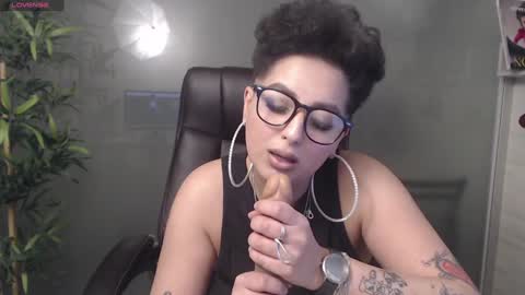 Snapshot of allyiah chatting on 01.03.25 online show from 01.03.25