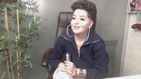Snapshot of allyiah chatting on 01.07.25 online show from 01.07.25