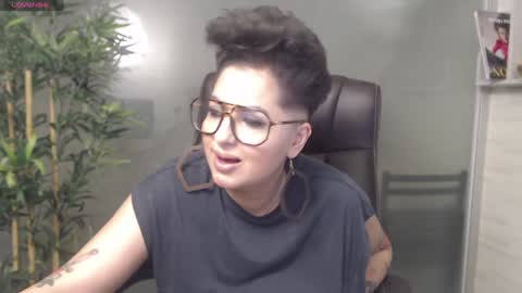 Snapshot of allyiah chatting on 01.11.25 online show from 01.11.25