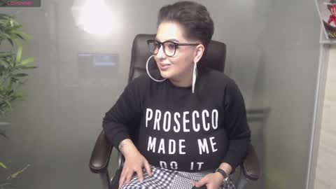 Snapshot of allyiah chatting on 01.23.25 online show from 01.23.25