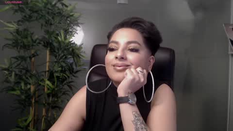 Snapshot of allyiah chatting on 02.08.25 online show from 02.08.25
