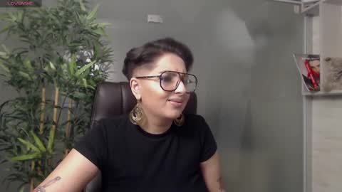 Snapshot of allyiah chatting on 02.11.25 online show from 02.11.25