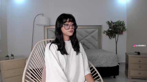 Snapshot of allyson_4 chatting on 01.26.25 Allyson 3 online show from 01.26.25