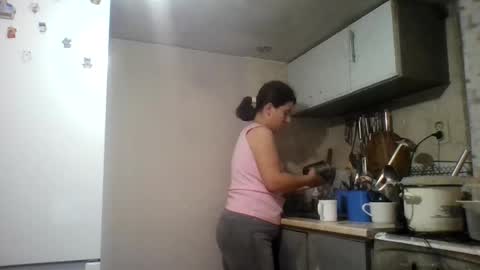 Snapshot of alma_amy chatting on 12.11.24 Alma online show from 12.11.24