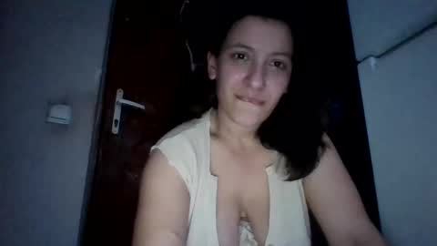 Snapshot of alma_amy chatting on 01.04.25 Alma online show from 01.04.25