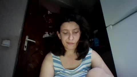 Snapshot of alma_amy chatting on 01.05.25 Alma online show from 01.05.25