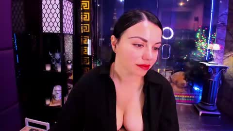 Snapshot of alma_pearl chatting on 07.18.26 Alma online show from 07.18.26