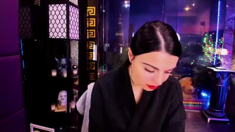 Snapshot of alma_pearl chatting on 07.28.26 Alma online show from 07.28.26